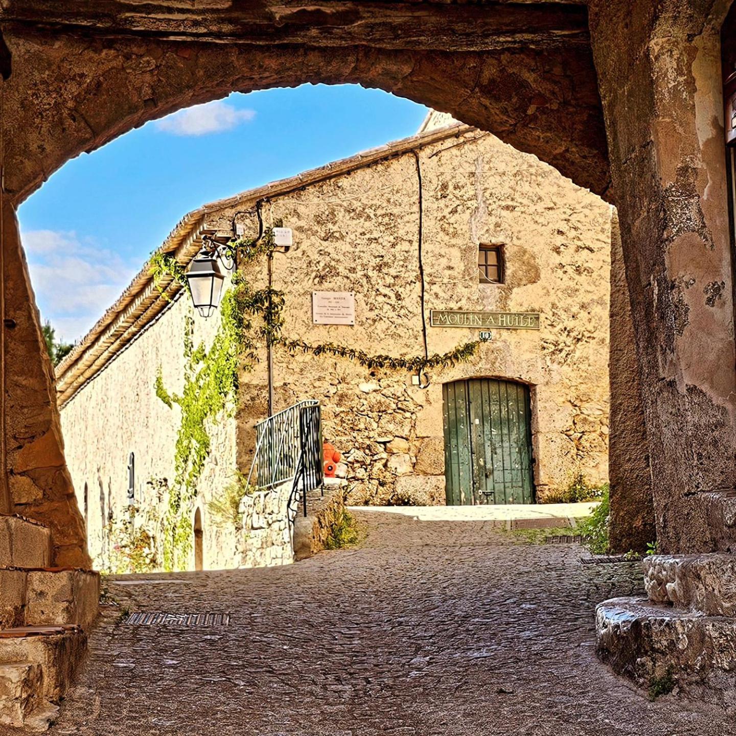 Au Coeur Du Village Provencal Туртур Екстериор снимка